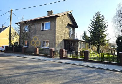 Dom wolnostojący, budynki gospodarcze i sad