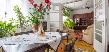 Przestronne mieszkanie z garażem i dużą piwnicą.