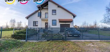 Dom wolnostojący w otoczeniu lasu, cisza i spokój