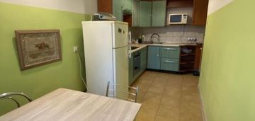 Styl lekki, nieprzytłaczający.