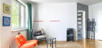 2 pokoje, 2 piętro, duży balkon, do remontu