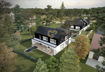 Wolnostojący przy lesie