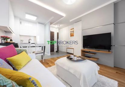 Salon z aneksem i sypialnia, garaż