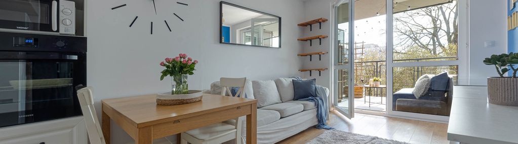 Światło, zieleń i spokój — duży balkon - garaż