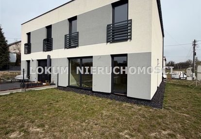 Dom w zabudowie bliźniaczej.