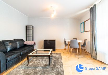 3 pokoje i ruczaj  i czerwone maki i balkon