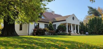 Dworek w klimatycznym otoczeniu starych drzew