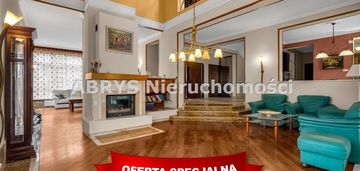 Elegancki dom z basenem w malowniczej okolicy
