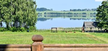 Olsztyn, dom z bala z linią brzegową