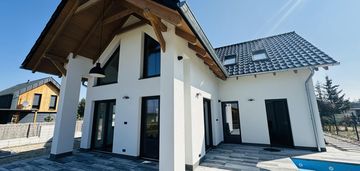 Całorocznym nowy dom wolnostojący z basenem