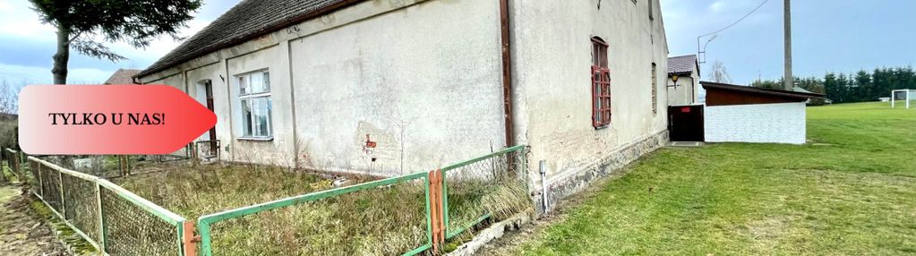 Dom z czerwonej cegły na wsi