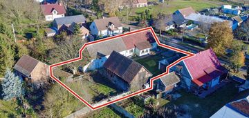 Dom z warsztatem, stodołą i oborą