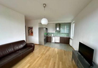 Salon z aneksem i dwie sypialnie, garaż