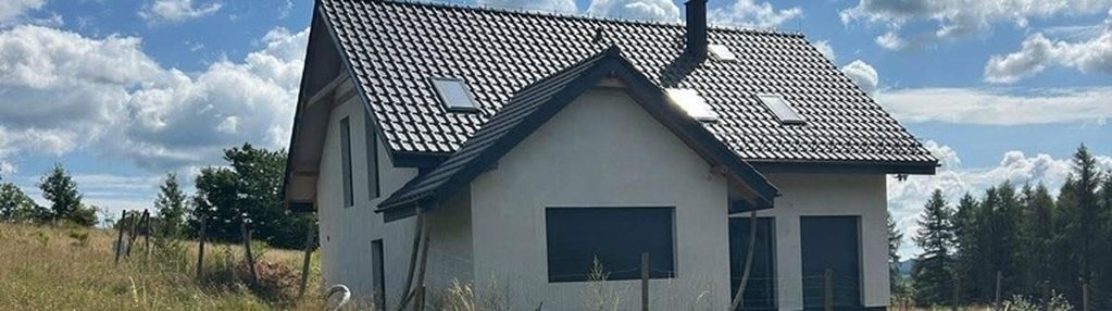 Dom w trakcie budowy w malowniczej okolicy.