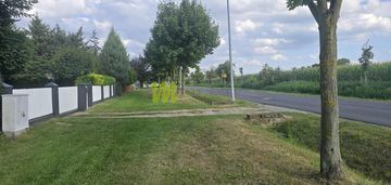 Działka budowlana, z trawnikiem i drzewami