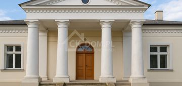 Atrakcyjne mieszkanie z potencjałem w dworku