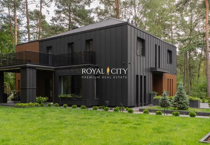 Topowy dom na dużej działce leśnej w józefowie.