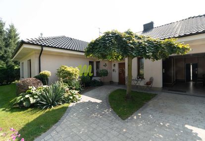 Parterowy z garażem i ogrodem jak z bajki