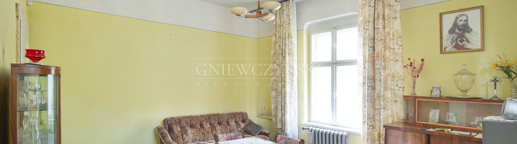 Dom z dwoma niezależnymi mieszkaniami i piwnicą