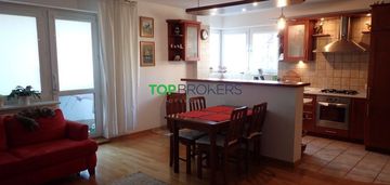 Salon z aneksem i dwie sypialnie, garaż