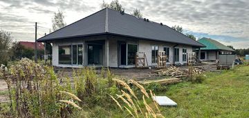 Nowoczesna parterówka w kątach / duża działka