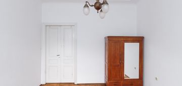 Przedwojenna kamienica, charakter i elegancja – 67