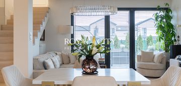 Dom w jakości premium zgorzała z ogrodem.