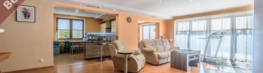 Dom mieszkalny z częścią biurową i dużym garażem