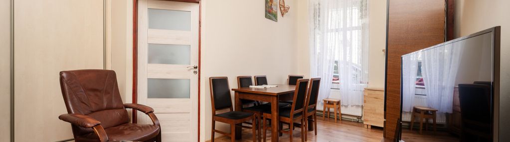 Dwa pokoje w centrum łodzi z parkingiem i komórką