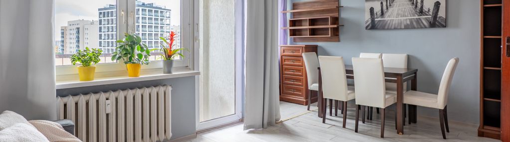 Ustawne mieszkanie z zamknięta kuchnią z oknem