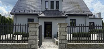 Stylowy dom z ogrodem- gotowy do zamieszkania