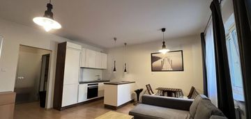 | przestronna kawalerka | blisko metra |