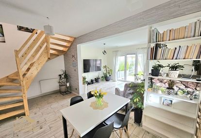 Nowoczesny bliźniak z prywatnym jacuzzi i ogrodem