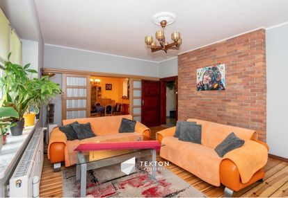 Dom wolnostojący z niezależną kawalerką | 277 m² |