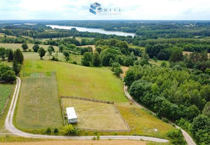 Domek holenderski w pobliżu dwóch jezior.