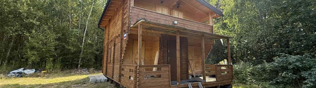 Drewniany domek z fotowoltaiką i magazynem energii