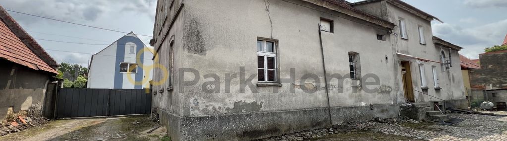 Duży dom z zabudowaniami gospodarczymi/ stodołą