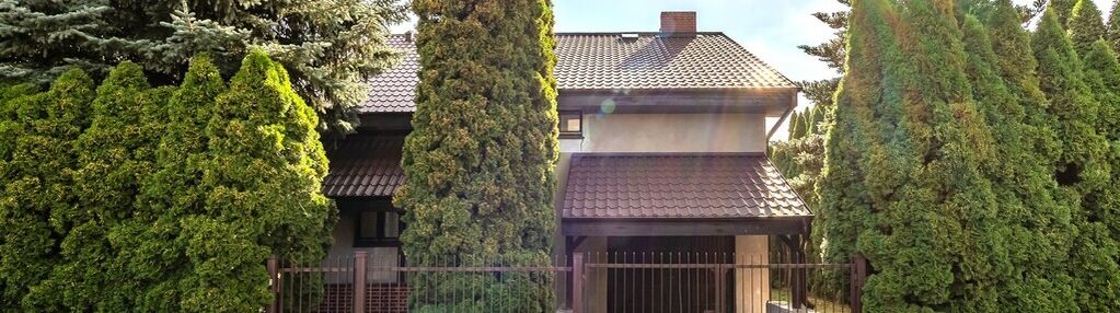 Dom wolnostojący w otoczeniu lasu i zieleni