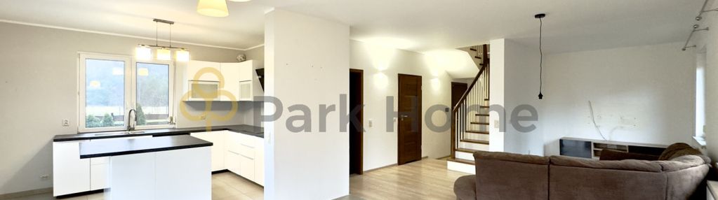 Dom wolnostojący nieopodal lasu