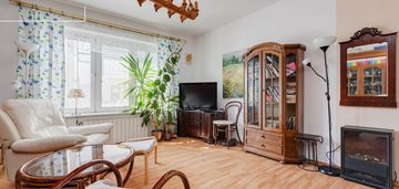 Duży ogród, obok centrum - mieszkanie + poddasze