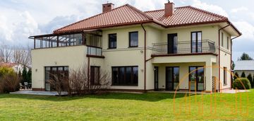 Piękna dwurodzinna willa przy granicy z w-wa