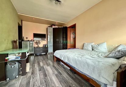 2 pokoje, balkon, ogrodzony teren.