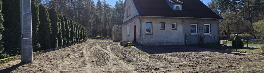 Dom w zabudowie bliźniaczej w cichej okolicy.
