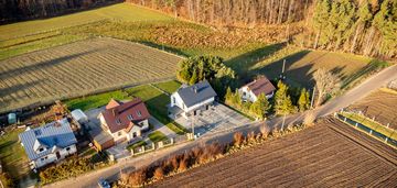 Nowoczesny bliźniak w sąsiedztwie lasu