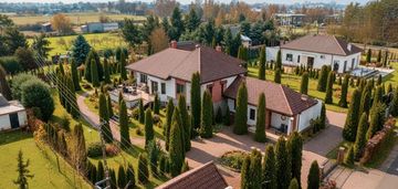 Dom parterowy wykończony drewnem z ogrodem