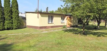 Piękna działka przy lesie z malutkim domkiem
