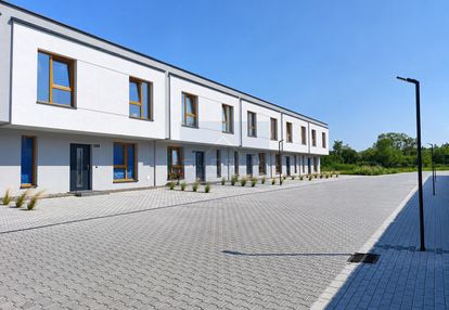 Nowy dom w zabudowie szeregowej, parkitka