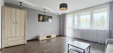 2 pokoje z dużym balkonem- podłęże