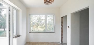 Dom wolnostojący w otoczeniu drzew. zakroczym.