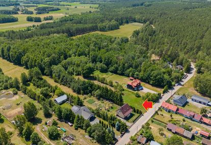 ***za miastem, blisko lasu***